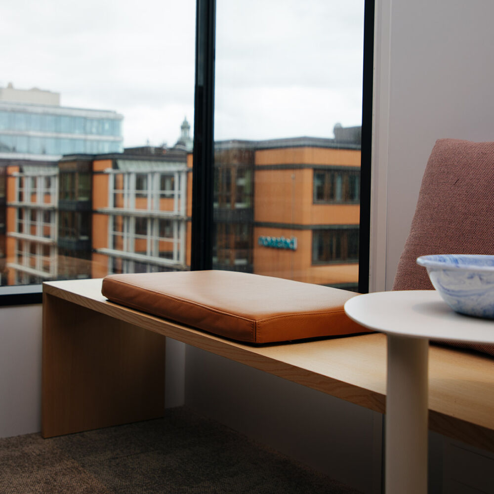 Sittbänk på kontor med stadsutsikt